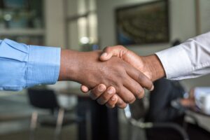 Zwei Personen geben sich die Hand