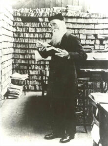 Schwarz-Weiß-Foto von James Murray in seiner Bibliothek