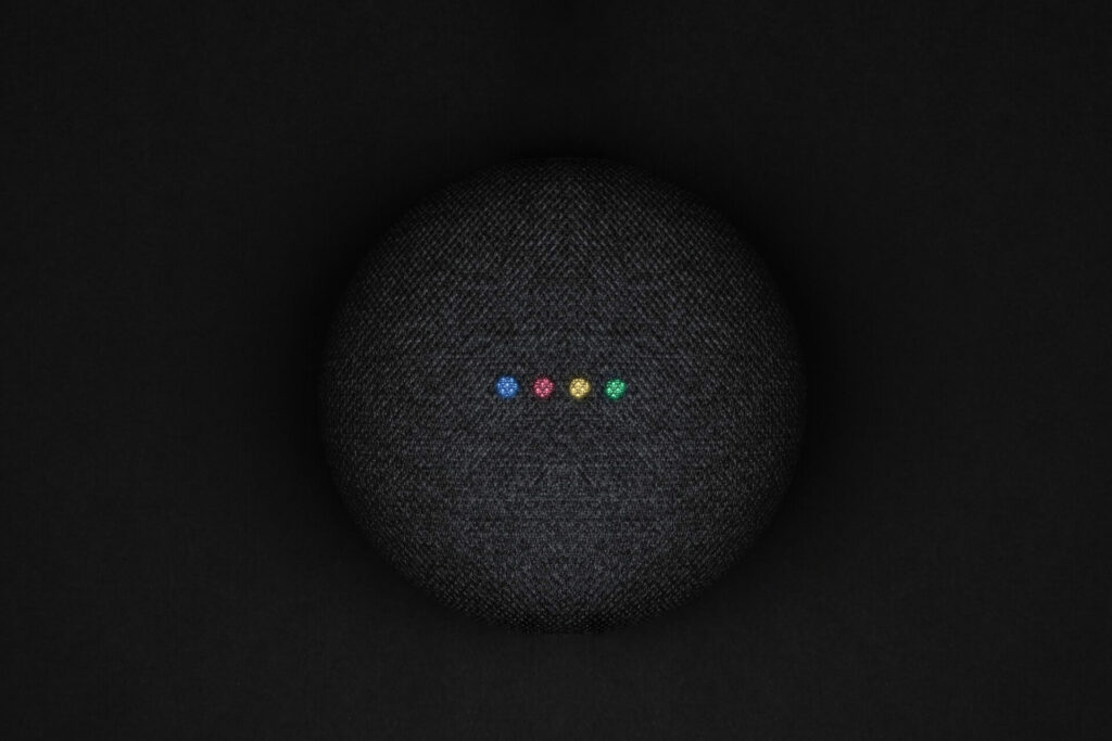 Ein Google Nest in Schwarz
