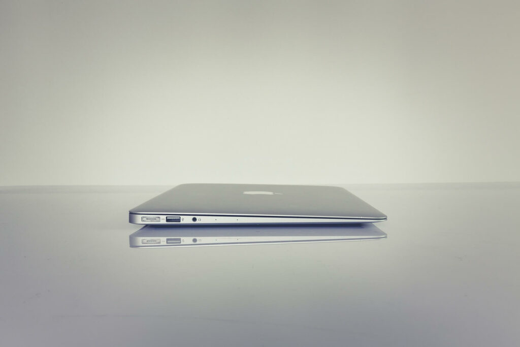 Home Office: MacBook in Silber auf Tisch liegend