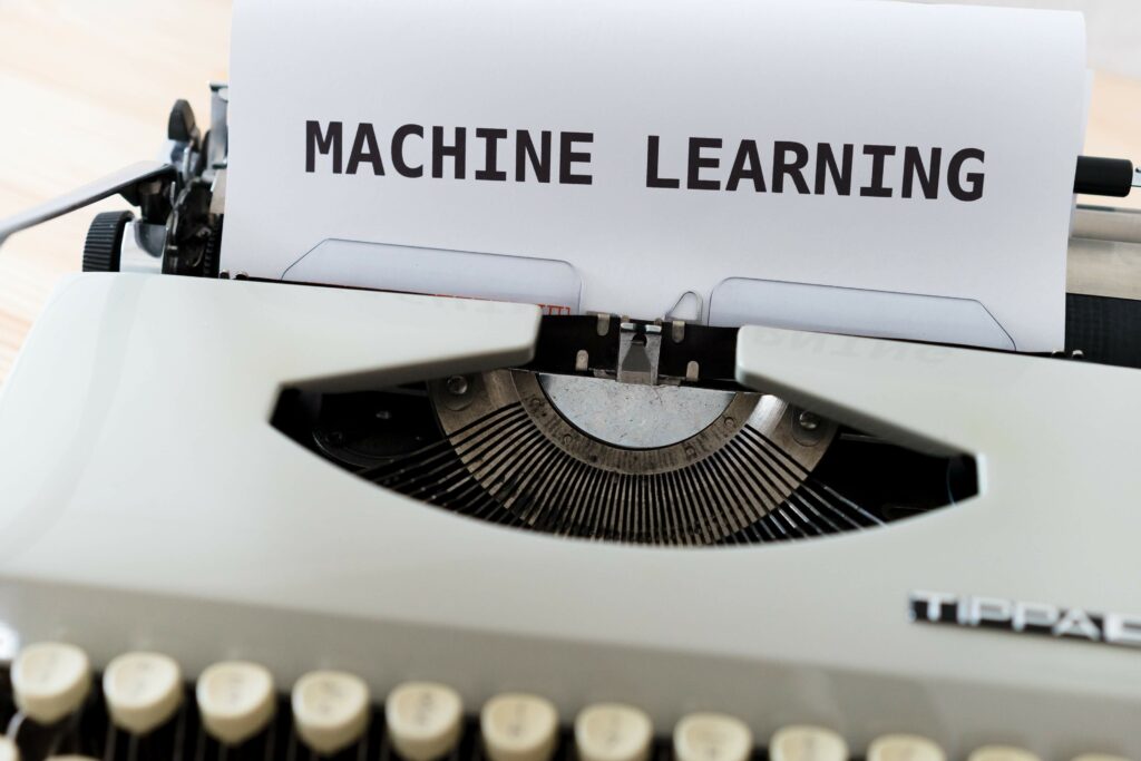 Schreibmaschine mit Papier auf der Machine Learning steht