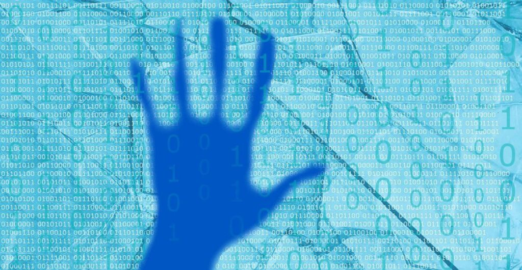 Blaue Hand schützend vor binärem Code